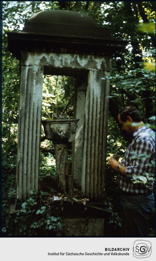 Grabmal auf dem überwucherten Eliasfriedhof in Dresden