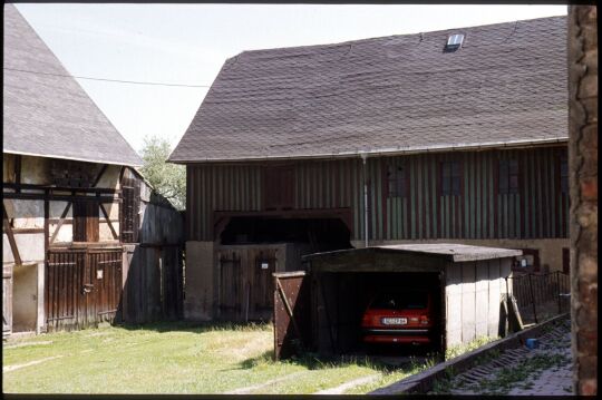 "DDR-Garage" in einem Hof in Arnsdorf