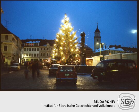 Beleuchteter Weihnachtsbaum des Weihnachtsmarktes in Bischofswerda