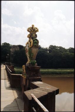 Bild: Wappenstein mit dem sächsisch-polnischen Allianzwappen auf der Pöppelmannbrücke über die Mulde in Grimma