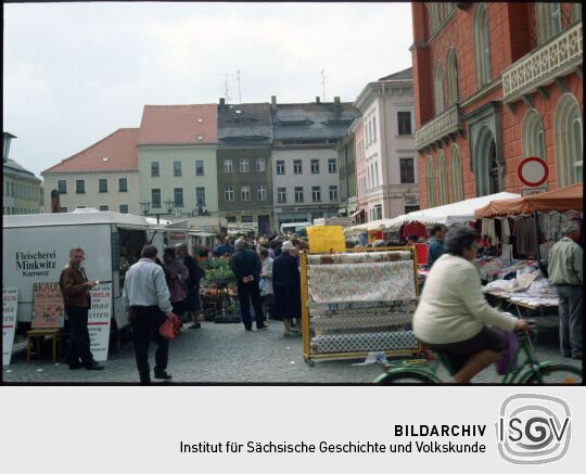 Wochenmarkt auf dem Kamenzer Marktplatz vor dem Rathaus