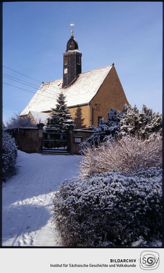 Blick zur verschneiten Kirche in Kleinröhrsdorf