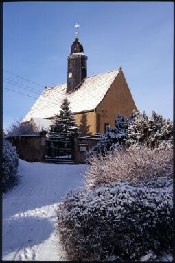 Bild: Blick zur verschneiten Kirche in Kleinröhrsdorf
