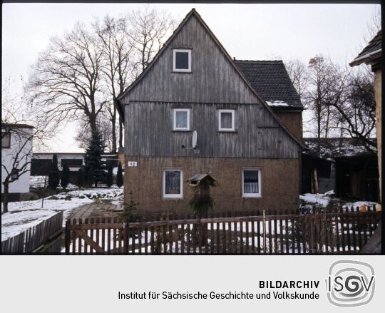 Gebäude mit verbretterten Obergeschossen in Kleinröhrsdorf