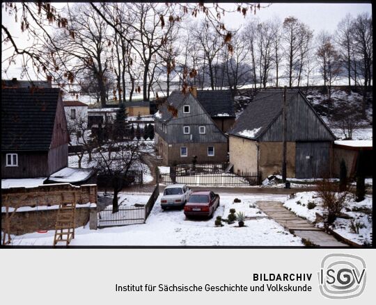 Blick auf die verschneite Röderstraße in Kleinröhrsdorf