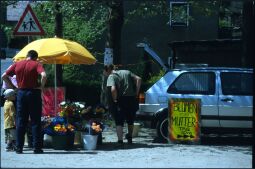 Bild: Verkaufsstand für Blumen an einer Straße, die Werbung nimmt Bezug auf den Muttertag