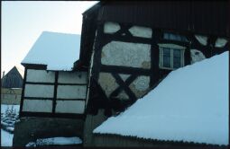 Bild: Verschneites Fachwerkgebäude in Schweinerden 1994