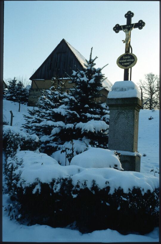 Verschneites Kruzifix mit sorbischer Beschriftung in Schweinerden 1994