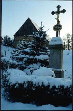 Bild: Verschneites Kruzifix mit sorbischer Beschriftung in Schweinerden 1994