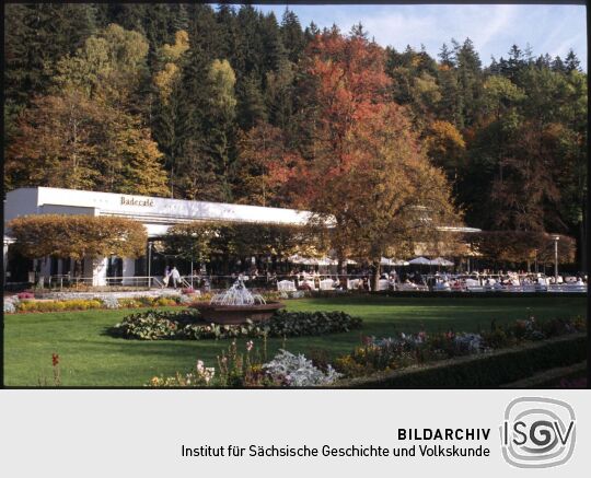 Blick über den Badeplatz zum Badecafé in Bad Elster