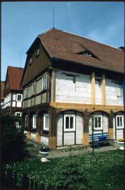 Bild: Umgebindehaus in Großschänau mit z.T. erneuerten Bauteilen 1999