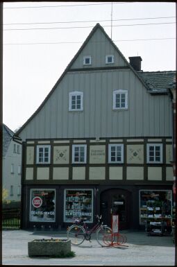 Bild: Geschäftsgebäude an der Hauptsraße Geoßschänau 1999