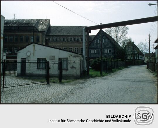 Umgebindehäuser neben der ehemalige Betriebschule "Lisa Wehnert" des VEB Frottana in Großschönau