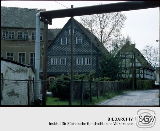 Umgebindehäuser neben der ehemalige Betriebschule "Lisa Wehnert" des VEB Frottana in Großschönau