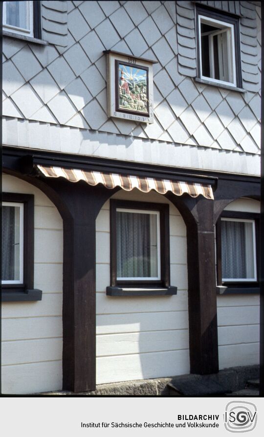 Sonnenuhr an einem Umgebindehaus in Jonsdorf