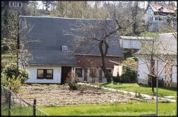 Bild: Umgebindehaus in Jonsdorf, im Garten vor dem Haus steht ein Wäscheständer