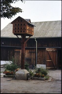 Bild: Taubenhaus in einem Hof in Landwüst