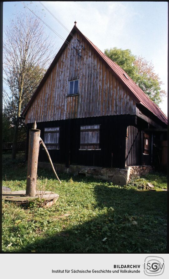 Holzgebäude eines Bauernhofs mit blechgedecktem Dach beim Freiluftmuseum  Landwüst