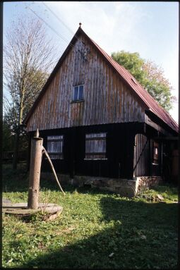 Bild: Holzgebäude eines Bauernhofs mit blechgedecktem Dach beim Freiluftmuseum  Landwüst
