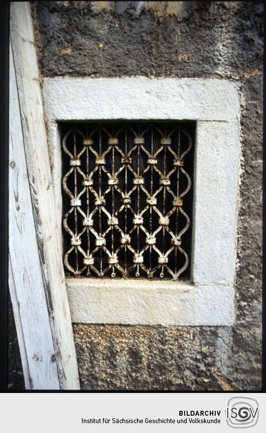 Detailaufnahme eines Fenstergitters in Landwüst