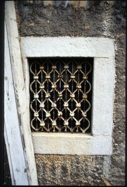 Bild: Detailaufnahme eines Fenstergitters in Landwüst