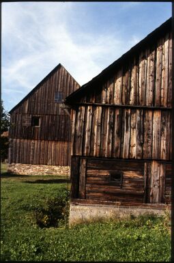 Bild: Holzscheunen im Freilichtmuseum Landwüst