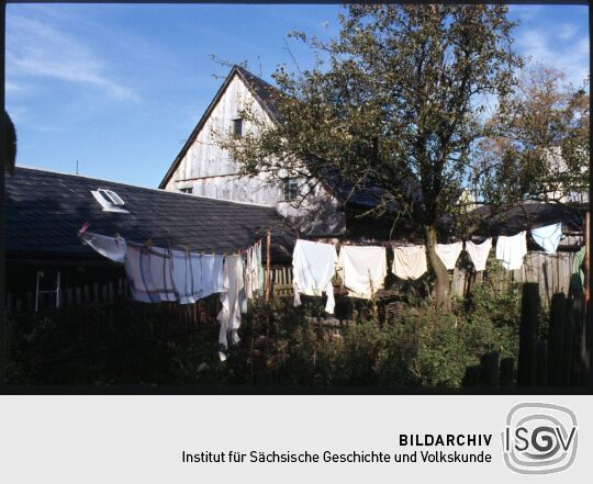 Wäsche an einer Wäscheleine in einem Garten im Freiluftmuseum Landwüst