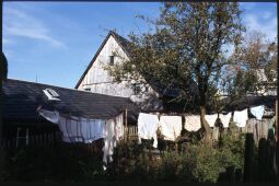 Bild: Wäsche an einer Wäscheleine in einem Garten im Freiluftmuseum Landwüst