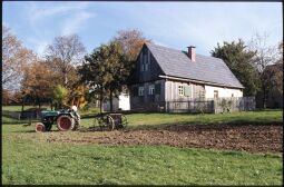 Bild: Historischer Traktor vor einem Gebäude des Freilichtmuseums Landwüst