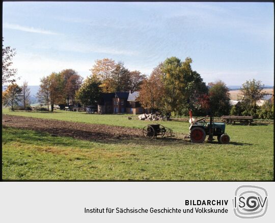 Historischer Traktor auf einer Wiese des Freiluftmuseums Landwüst