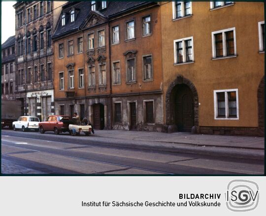Autos vor dem Barockgebäude Friedrichstraße 29 in der Dresdner Friedrichstadt