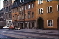 Bild: Autos vor dem Barockgebäude Friedrichstraße 29 in der Dresdner Friedrichstadt