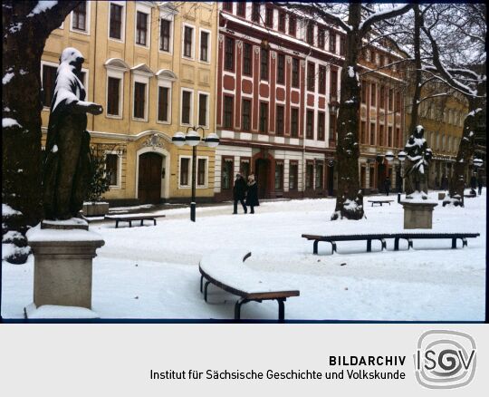 Blick durch die verschneite Hauptstraße