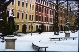 Bild: Blick durch die verschneite Hauptstraße