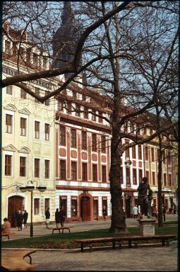 Bild: Blick durch die Straße der Befreiung (seit 1991 Hauptstraße) in der Dresdner Neustadt