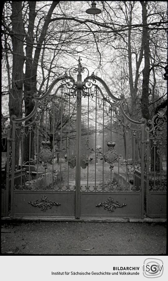 Schmiedeeisernes Tor zum Park von Schloss Hermsdorf