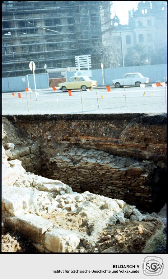 Freigelegte Reste der Dresdner Stadtbefestigung vor der eingerüsteten Ruine des Dresdner Schlosses
