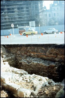 Freigelegte Reste der Dresdner Stadtbefestigung vor der eingerüsteten Ruine des Dresdner Schlosses