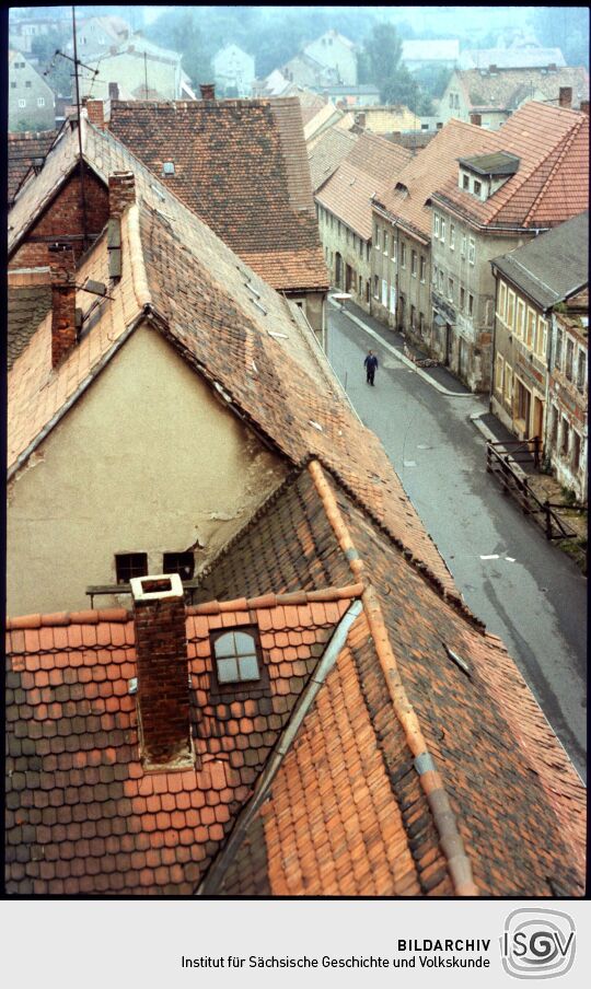 Blick von einem Dach durch die Pirnaer Straße in Radeberg