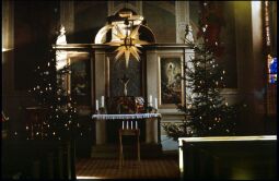 Bild: Blick zum weihnachtlich geschmückter klassizistischen Altar in der Kirche Wachau