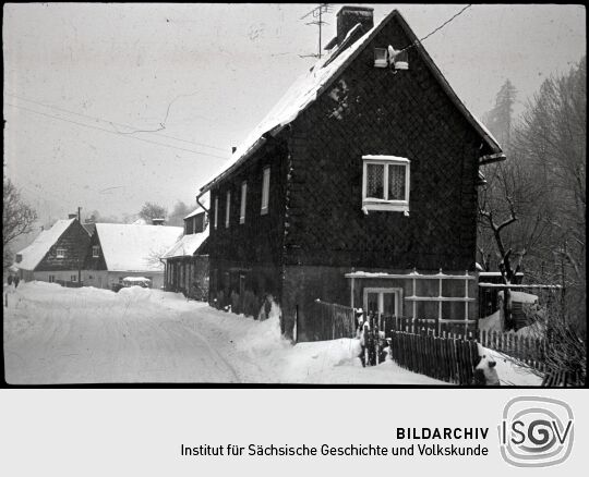 Verschneite Gebäude in der Dresdner Straße in Geising