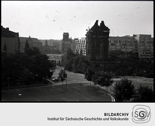 Blick über die Ruine der Frauenkirche auf den Anbau des Polizeipräsidiums am Dresdner Neumarkt