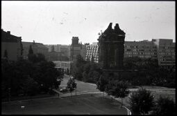 Bild: Blick über die Ruine der Frauenkirche auf den Anbau des Polizeipräsidiums am Dresdner Neumarkt