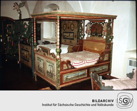 Bemalte Betten in der Ausstellung des Museums für Sächsische Volkskunst im Jägerhof Dresden