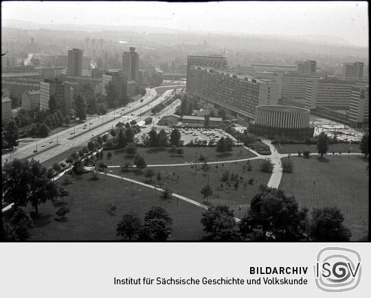 Blick vom Rathausturm auf die Leningrader und Prager Straße mit den Hotels und dem Rundkino