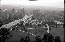 Blick vom Rathausturm auf die Leningrader und Prager Straße mit den Hotels und dem Rundkino