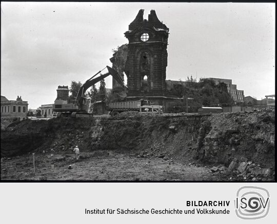 Blick aus der Baugrube des Hotels  Dresdner Hof auf die Ruine der Dresdner Frauenkirche