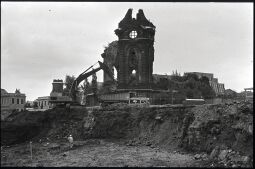 Bild: Blick aus der Baugrube des Hotels  Dresdner Hof auf die Ruine der Dresdner Frauenkirche