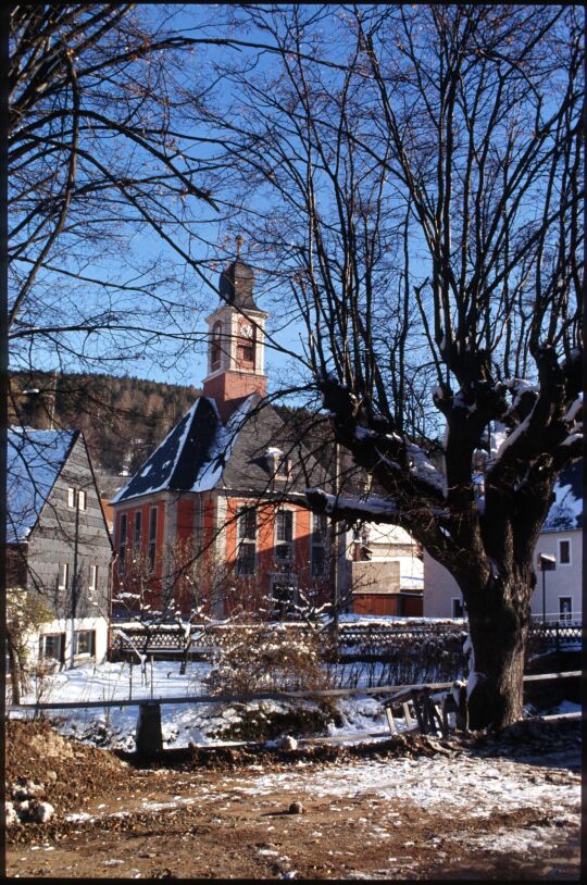 Blick zur George-Bähr-Kirche in Schmiedeberg im Winter