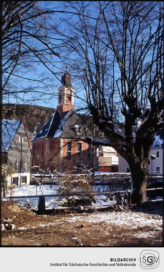 Blick zur George-Bähr-Kirche in Schmiedeberg im Winter